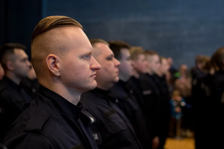 Ślubowanie nowych policjantów. Trzech trafi do Limanowej - zdjęcie 18