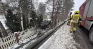 Auto wybiło się w powietrze na barierze i dachowało  - zdjęcie 2
