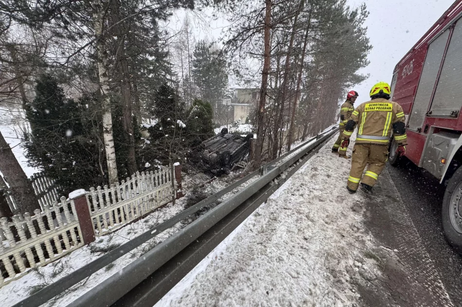 Auto wybiło się w powietrze na barierze i dachowało  - zdjęcie 2