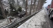 Auto wybiło się w powietrze na barierze i dachowało  - zdjęcie 3