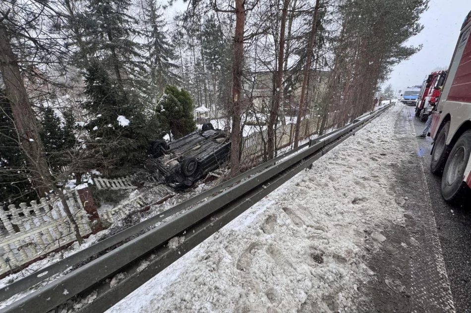 Auto wybiło się w powietrze na barierze i dachowało  - zdjęcie 3