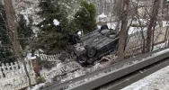 Auto wybiło się w powietrze na barierze i dachowało  - zdjęcie 4