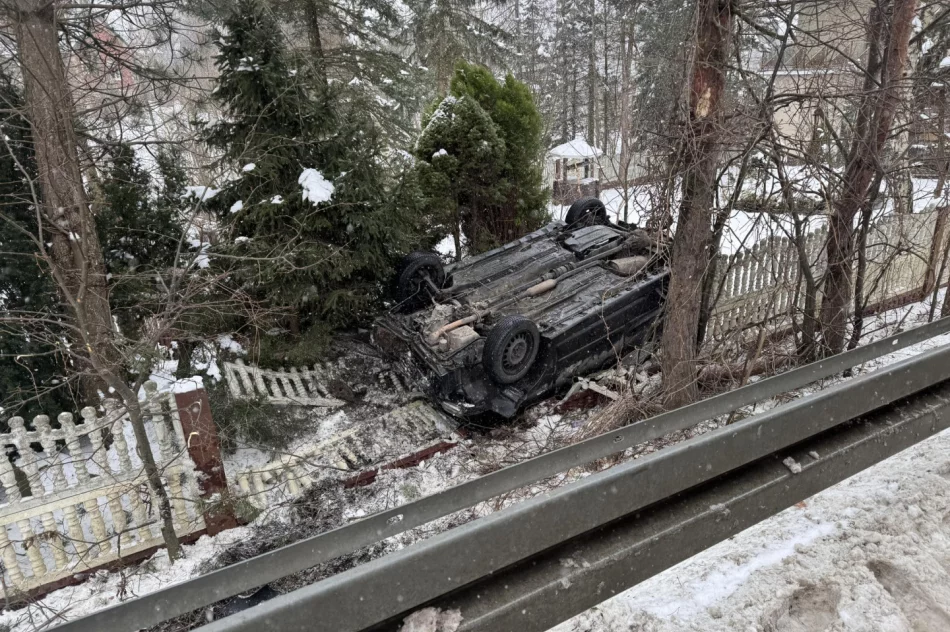 Auto wybiło się w powietrze na barierze i dachowało  - zdjęcie 4