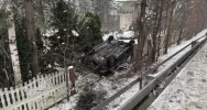 Auto wybiło się w powietrze na barierze i dachowało  - zdjęcie 5