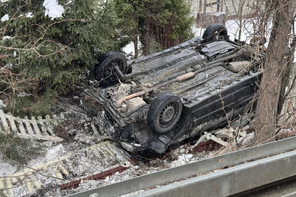 Auto wybiło się w powietrze na barierze i dachowało  - zdjęcie 6
