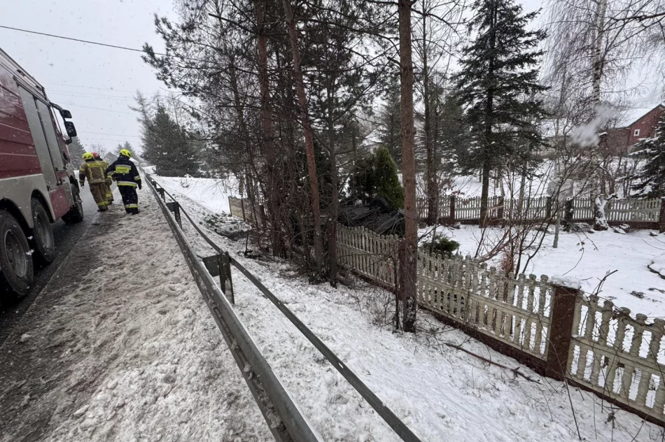 Auto wybiło się w powietrze na barierze i dachowało  - zdjęcie 9