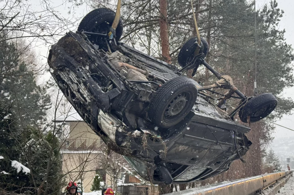Auto wybiło się w powietrze na barierze i dachowało  - zdjęcie 12