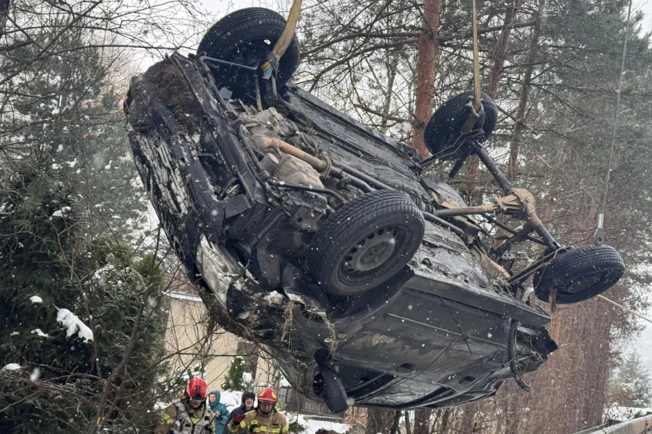 Auto wybiło się w powietrze na barierze i dachowało  - zdjęcie 14