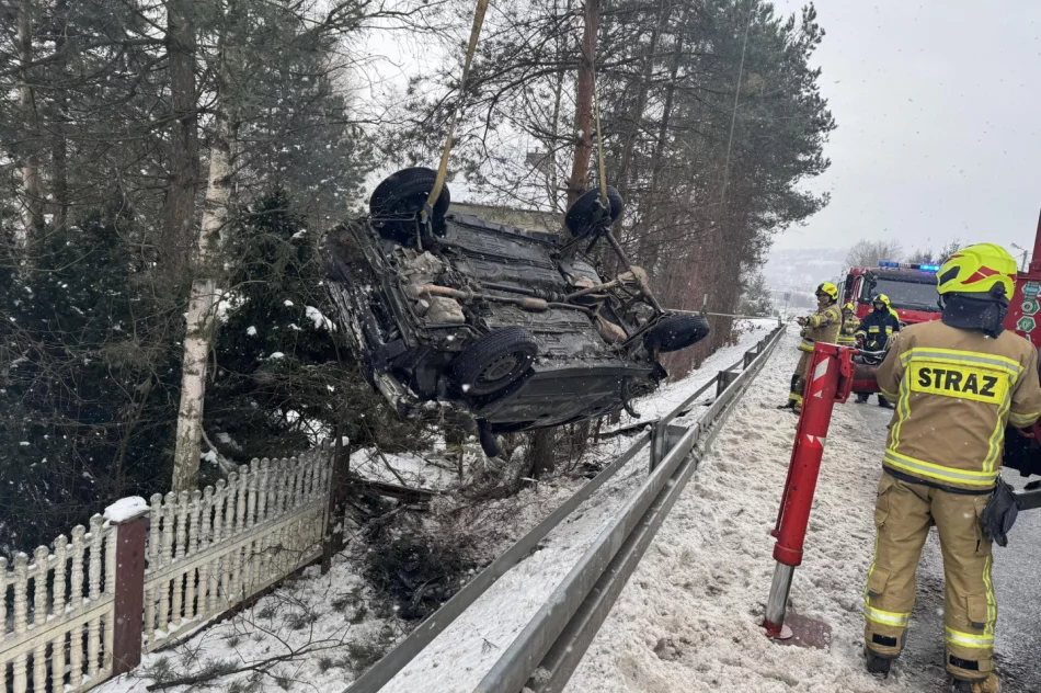 Auto wybiło się w powietrze na barierze i dachowało  - zdjęcie 15
