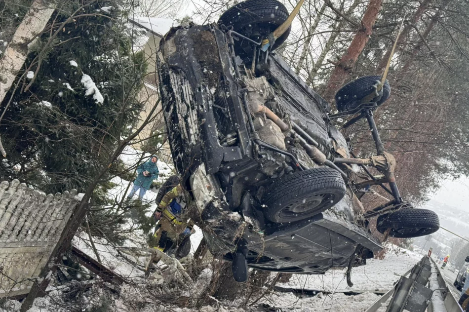 Auto wybiło się w powietrze na barierze i dachowało  - zdjęcie 16