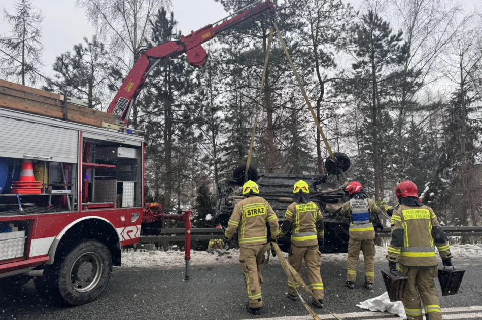 Auto wybiło się w powietrze na barierze i dachowało  - zdjęcie 17