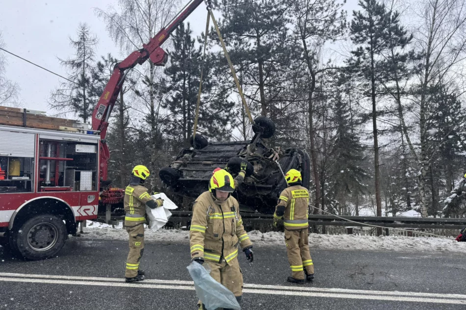 Auto wybiło się w powietrze na barierze i dachowało  - zdjęcie 18