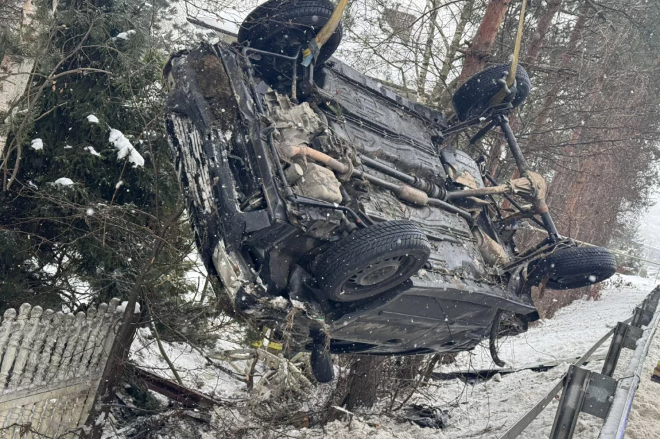 Auto wybiło się w powietrze na barierze i dachowało  - zdjęcie 19
