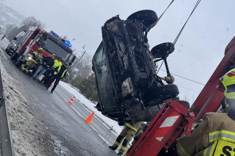 Auto wybiło się w powietrze na barierze i dachowało  - zdjęcie 20