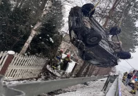 Auto wybiło się w powietrze na barierze i dachowało  - zdjęcie główne