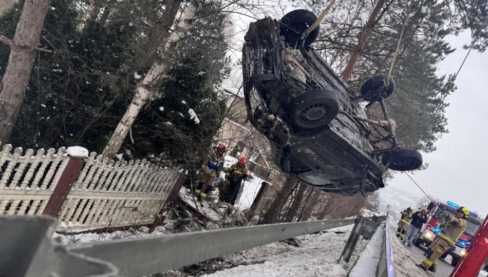 Auto wybiło się w powietrze na barierze i dachowało  - zdjęcie 1