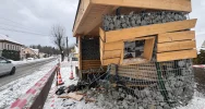 Audi uderzyło w przystanek, do szpitala trafiły dwie 13-latki (WIDEO) - zdjęcie 4
