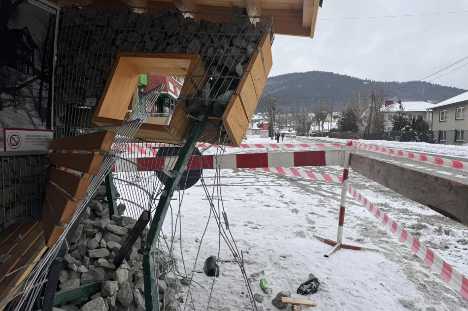 Audi uderzyło w przystanek, do szpitala trafiły dwie 13-latki (WIDEO) - zdjęcie 6