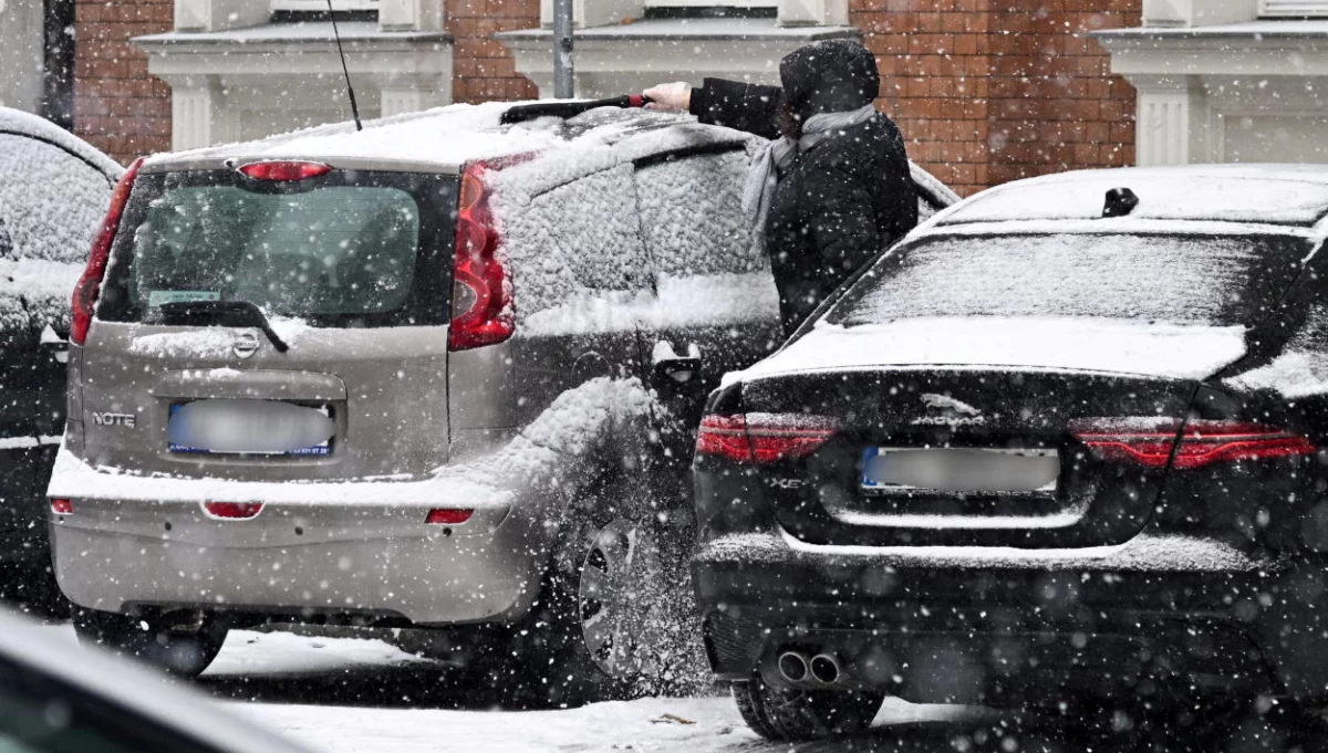 GDDKiA ostrzega przed opadami śniegu i śniegu z deszczem w całym kraju (Fot. PAP/Radek Pietruszka)
