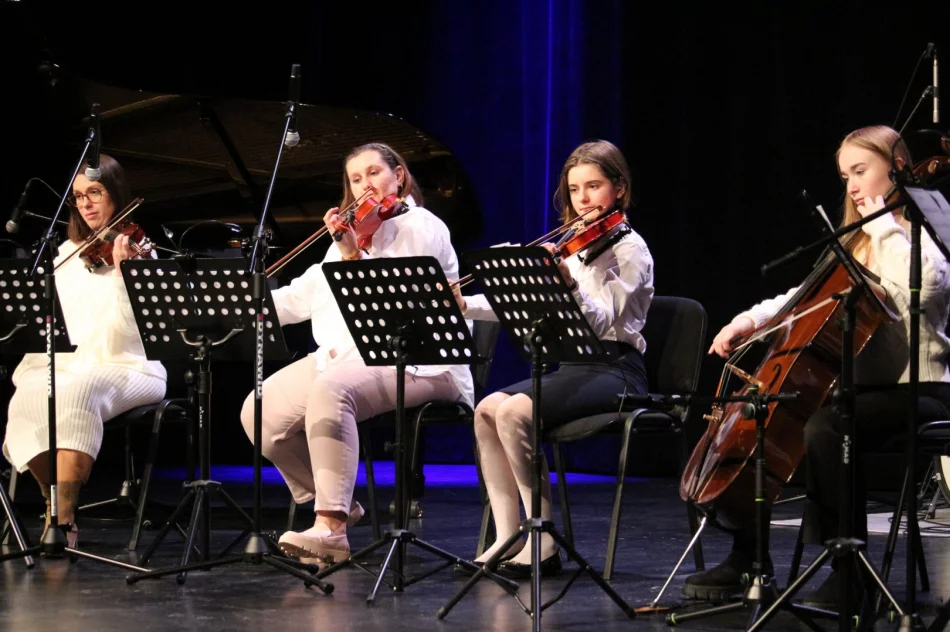 Świąteczny koncert orkiestry kameralnej z Ewą Novel (ZDJĘCIA) - zdjęcie 7