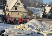 Pożar warsztatu, mężczyzna z poparzeniami zabrany do szpitala - zdjęcie główne