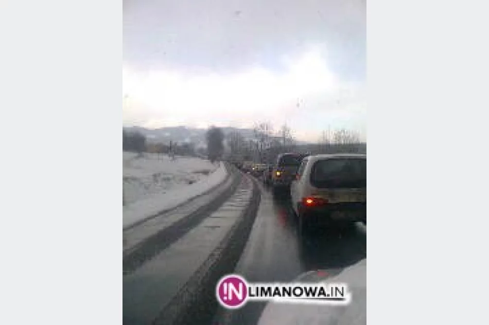 Ślisko na drogach! Samochody stały - zdjęcie 2