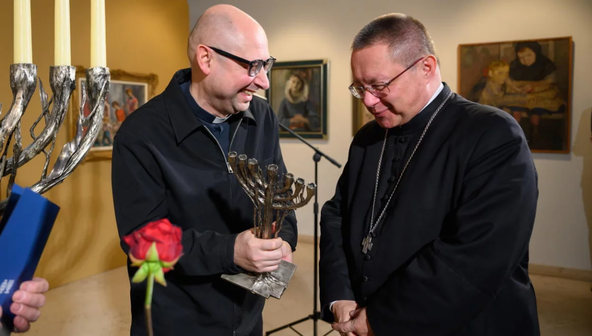 Na zdjęciu wręczenie nagrody dla kardynała Grzegorza Rysia (Fot. PAP/Jakub Kaczmarczyk)
