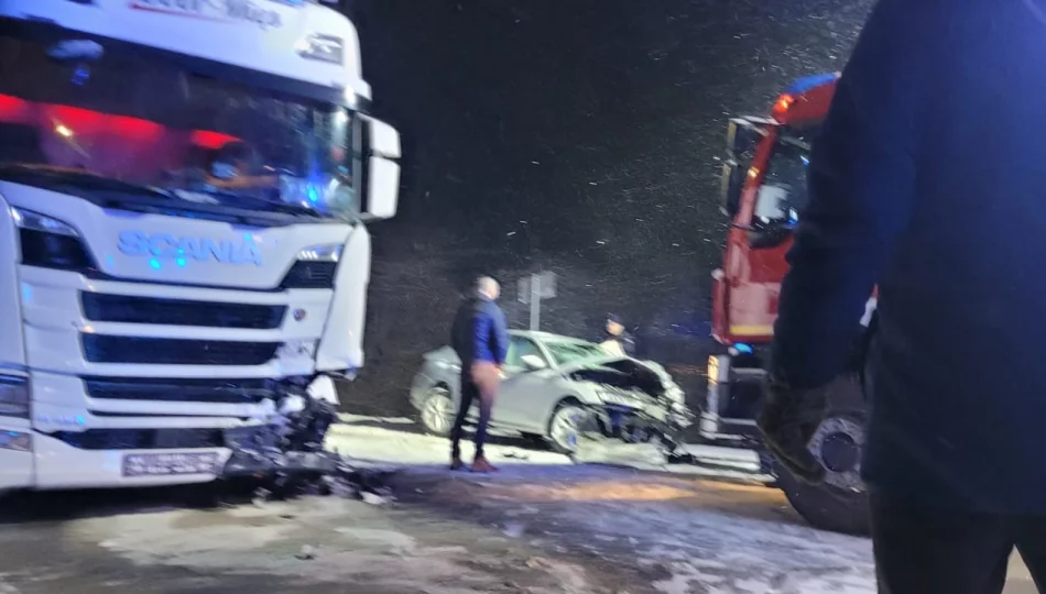 Czołowe zderzenie samochodu osobowego z ciężarówką - zdjęcie 1