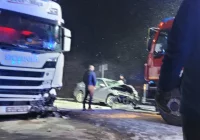 Czołowe zderzenie samochodu osobowego z ciężarówką - zdjęcie główne