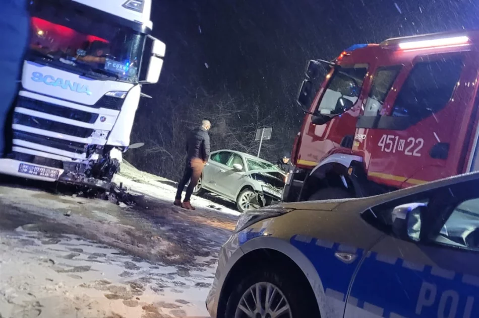 Czołowe zderzenie samochodu osobowego z ciężarówką - zdjęcie 2