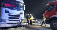 Czołowe zderzenie samochodu osobowego z ciężarówką - zdjęcie 3