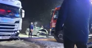 Czołowe zderzenie samochodu osobowego z ciężarówką - zdjęcie 4