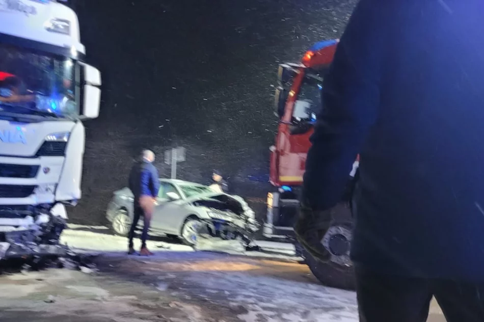 Czołowe zderzenie samochodu osobowego z ciężarówką - zdjęcie 4