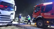 Czołowe zderzenie samochodu osobowego z ciężarówką - zdjęcie 5