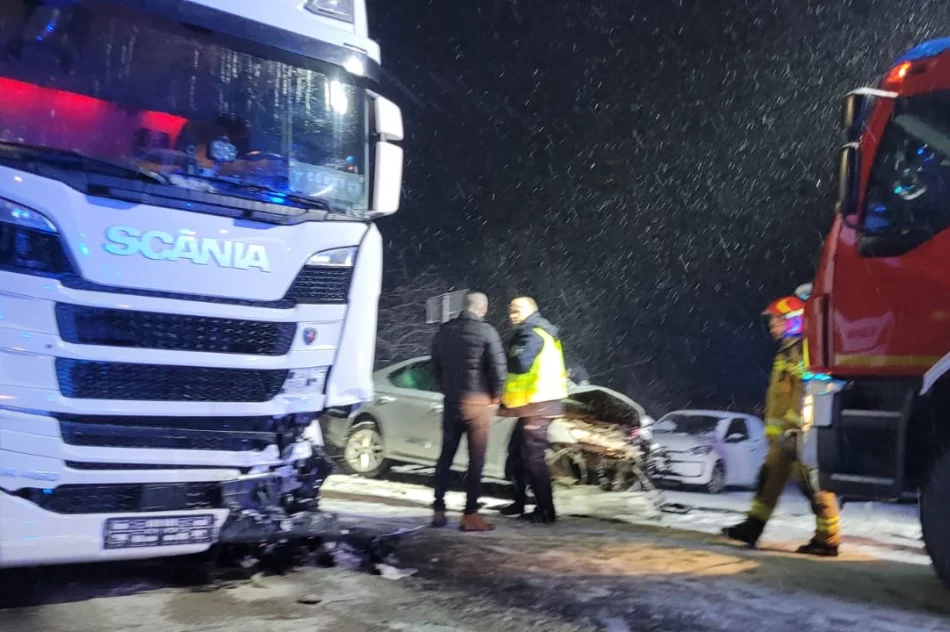 Czołowe zderzenie samochodu osobowego z ciężarówką - zdjęcie 6