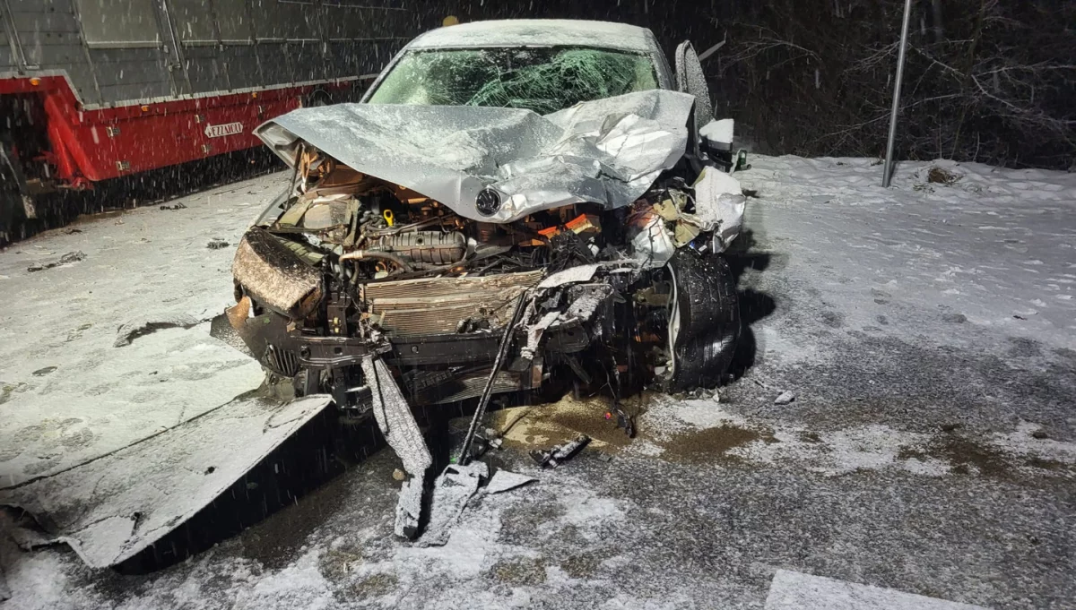 Wypadek w Olszówce - zderzenie TIRa z samochodem osobowym (fot.: OSP Mszana Dolna)