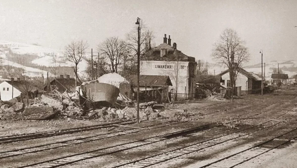 Zniszczony dworzec kolejowy w Limanowej - 1945 r./fot.: Stacja Limanowa
