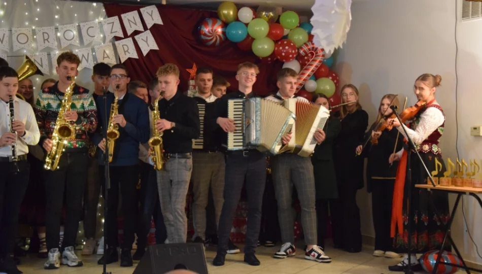 Radosne pomaganie. Koncert charytatywny w szkole (ZDJĘCIA) - zdjęcie 1
