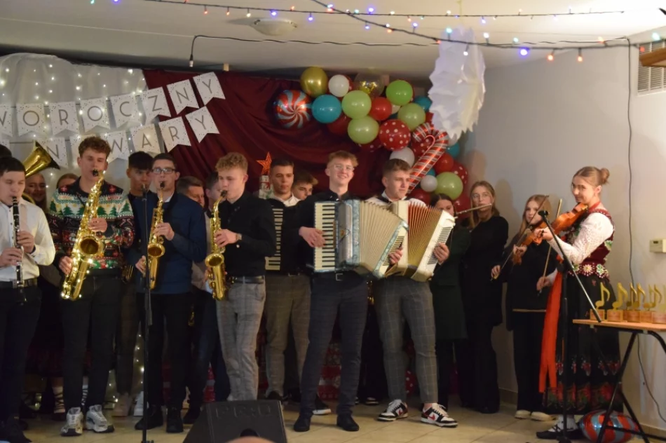 Radosne pomaganie. Koncert charytatywny w szkole (ZDJĘCIA) - zdjęcie 11