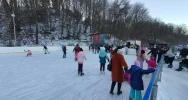 Chętnie korzystają z zimowej atrakcji - zdjęcie 2