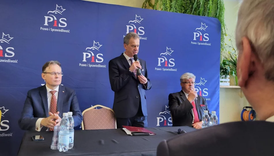 Polityczne spotkanie opłatkowe PiS w szkole - zdjęcie 1