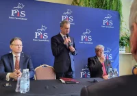 Polityczne spotkanie opłatkowe PiS w szkole - zdjęcie główne