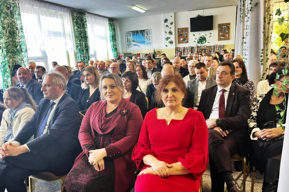 Polityczne spotkanie opłatkowe PiS w szkole - zdjęcie 2