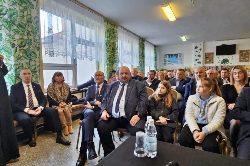 Polityczne spotkanie opłatkowe PiS w szkole - zdjęcie 3