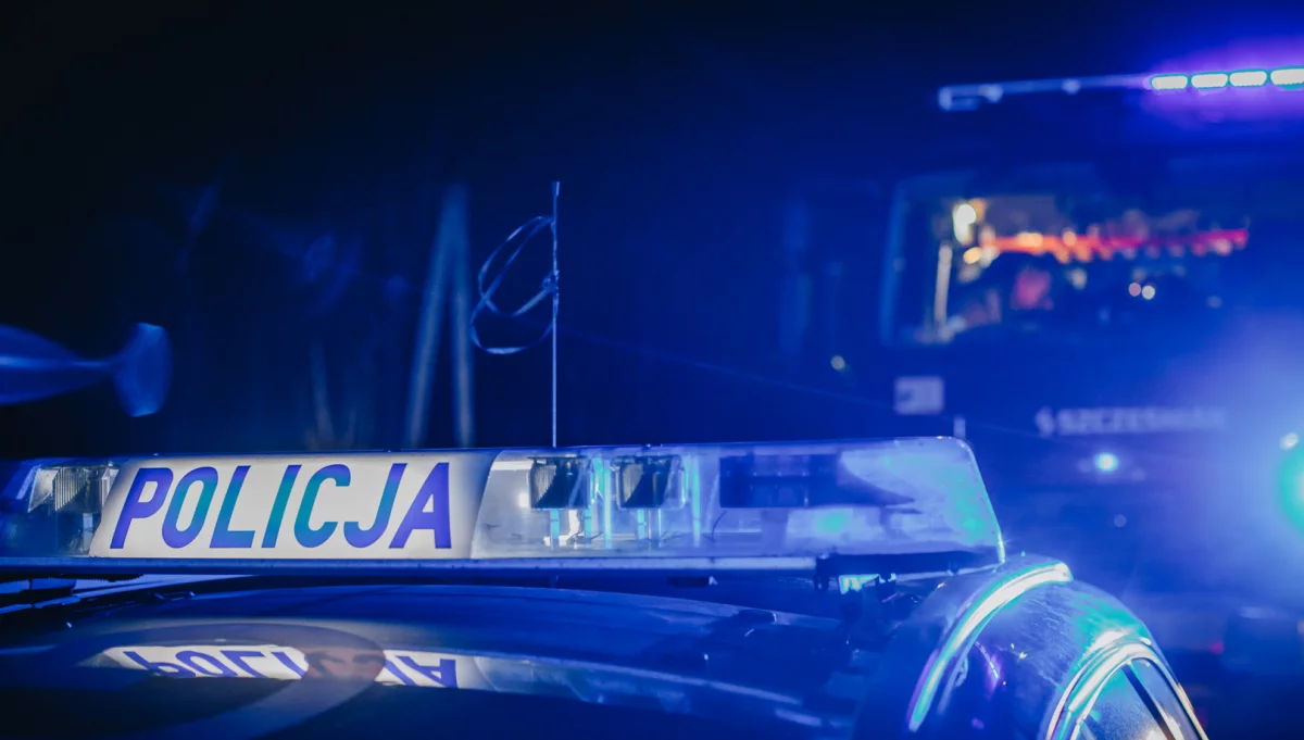 Samochód wywrócił się po uderzeniu w ogrodzenie