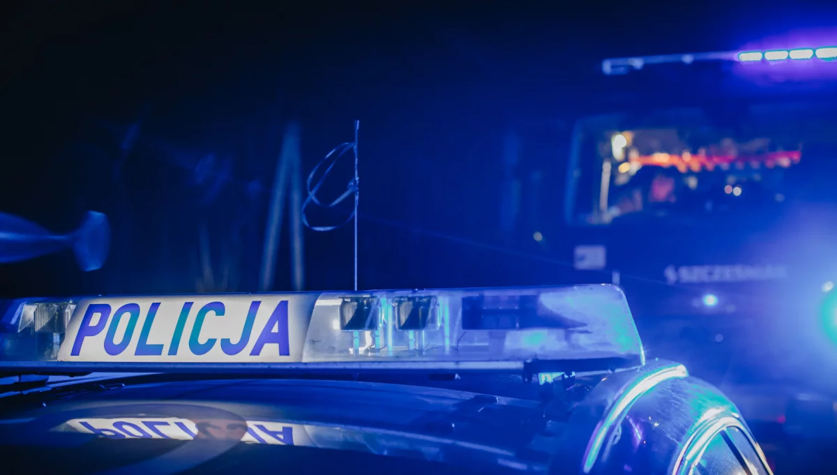 Kierowca VW uszkodził pojazd, motocyklista przewrócił się przez olej