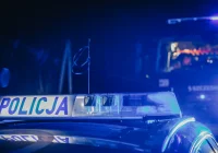 Kierowca VW uszkodził pojazd, motocyklista przewrócił się przez olej - zdjęcie główne