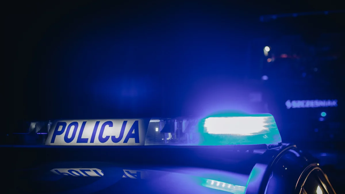 Rozbity radiowóz i policjanci na L4