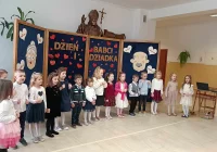 „DROGA BABCIU, DROGI DZIADKU….” Dzień Babci i Dziadka w Szkole Podstawowej w Męcinie - zdjęcie główne