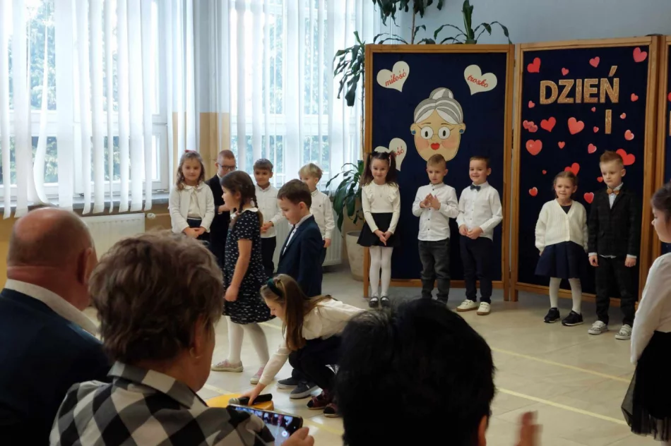 „DROGA BABCIU, DROGI DZIADKU….” Dzień Babci i Dziadka w Szkole Podstawowej w Męcinie - zdjęcie 2